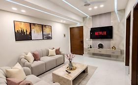 The Grand Winchester Apartments E-11 - Modern & Luxury- Kitchen- Netflix- Balcony- Ac- Free Parking- Sector E-11